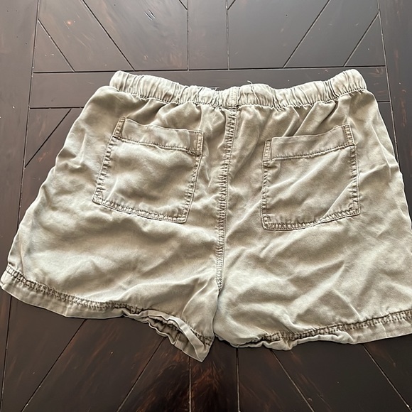 C & C California lightweight olive pull on shorts! - Picture 2 of 4